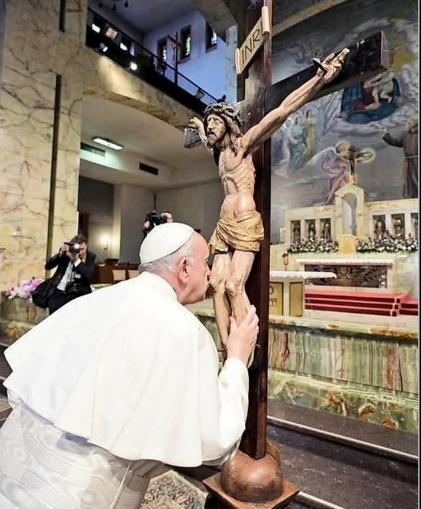 LA FE MUEVE MONTAÑAS.                                      (De todo y para todos) El Santo padre a estas horas abrazando su cruz,pidiendo que rezemos por el.